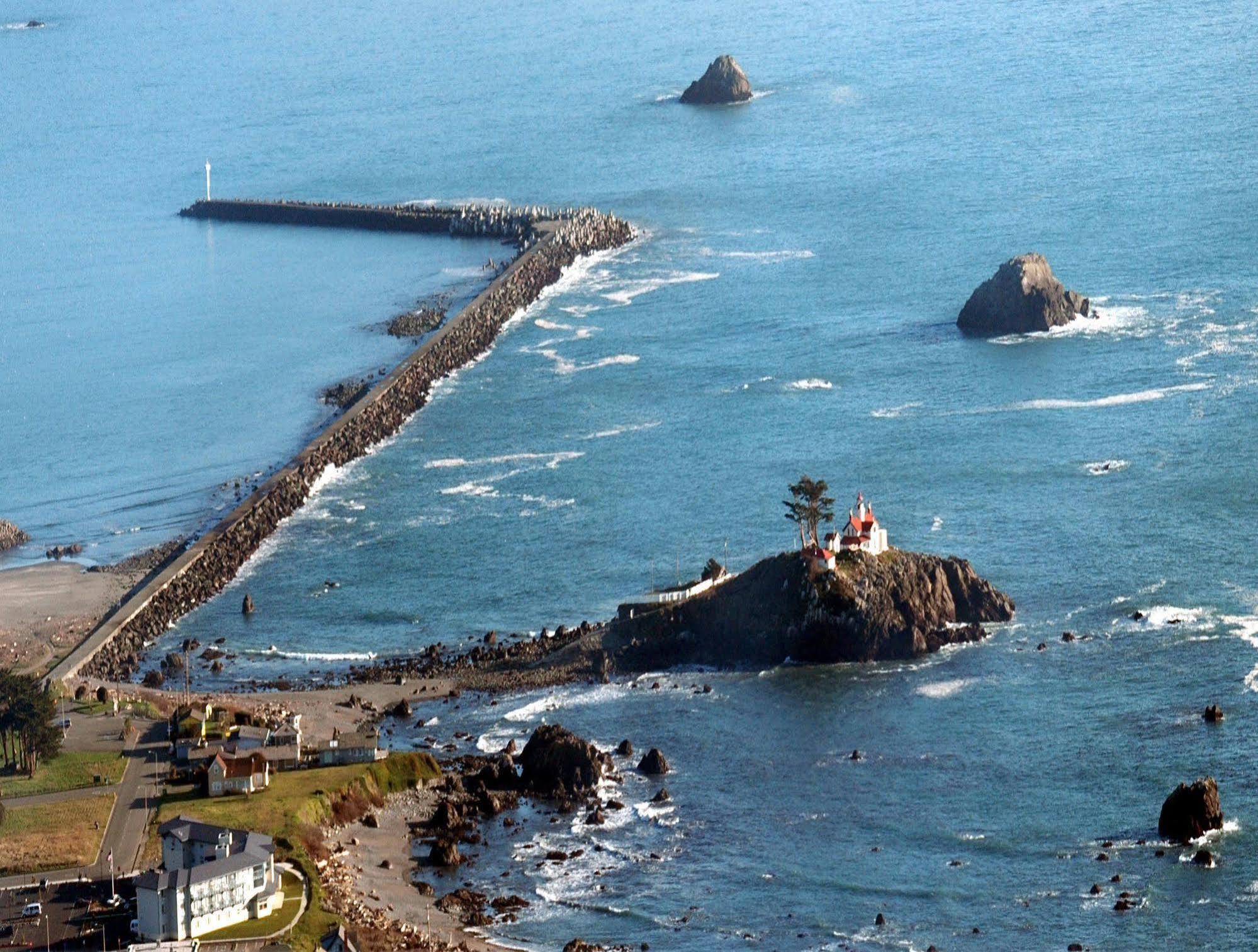 Oceanfront Lodge *